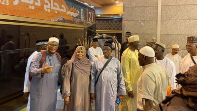 Governor Bala Mohammed of Bauchi State with his entourage in Mecca, Saudi Arabia. [Twitter:Umara]