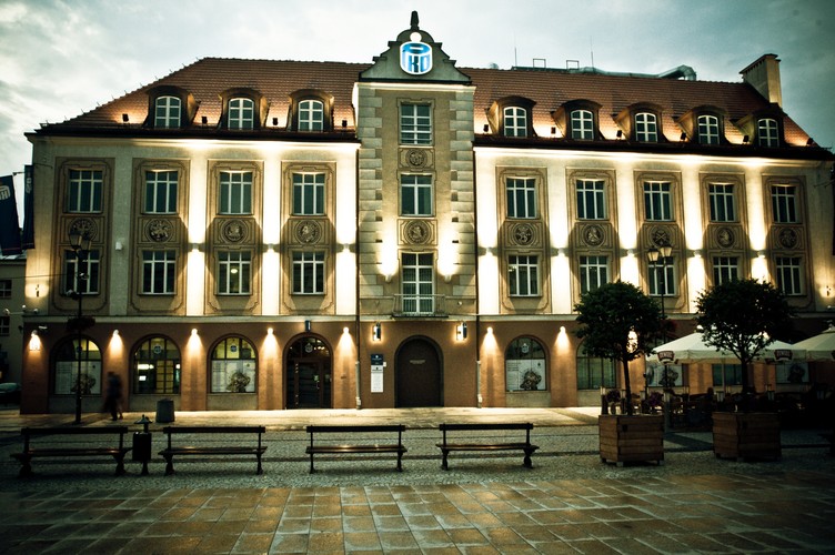 17. Podlaskie –  PKB per capita na poziomie 11 100 euro według parytetu siły nabywczej daje 45 proc. unijnej średniej. W województwie podlaskim jest 40 miast, w tym 3 miasta na prawach powiatów. Stopa bezrobocia sięga tu 15,6 proc. (według danych GUS za  luty 2013 r.). Inne dane mówią, że w 2011 roku 11 proc. gospodarstw domowych woj. podlaskiego miało wydatki poniżej granicy ubóstwa skrajnego (tzn. znajdowało się poniżej minimum egzystencji), co stanowiło największy odsetek względem innych województw. Na zdjęciu: Białystok, autor: Damian Przestelski, CC 3.0.