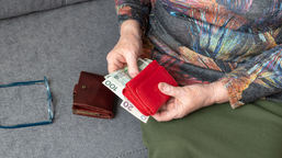zus wypłaca 500 plus seniorom. jednak nie wszyscy mogą dostać świadczenie. sprawdź, jakie warunki trzeba spełnić