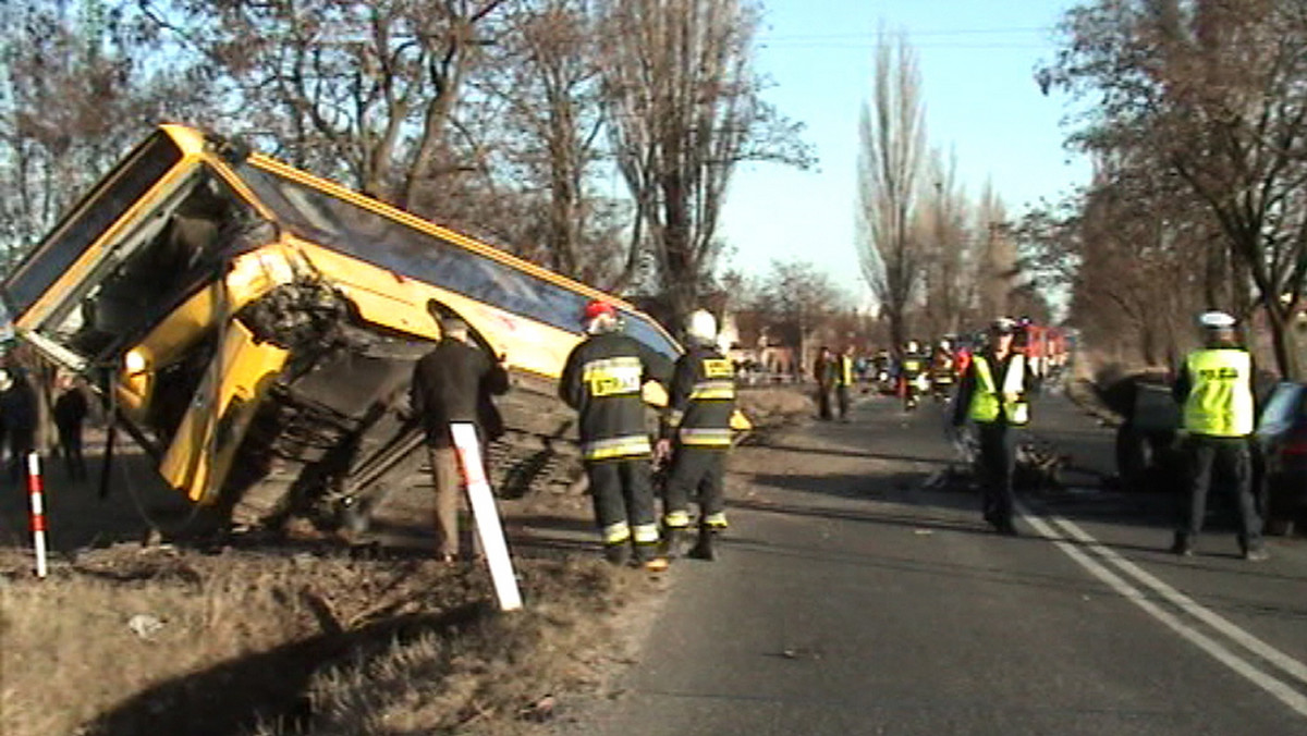 W miejscowości Obora niedaleko Lubina (woj. dolnośląskie) doszło do zderzenia motocyklisty z autobusem. Jedna osoba nie żyje, a 20 zostało rannych - podała TVN 24.