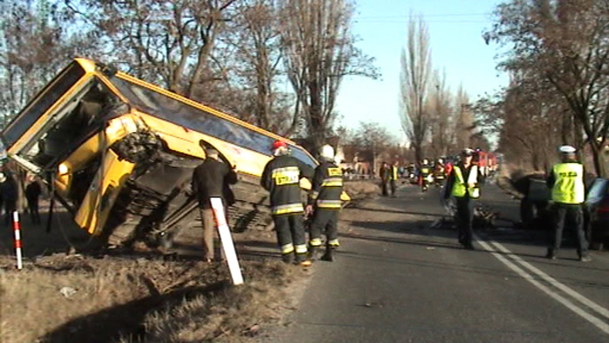 W miejscowości Obora niedaleko Lubina (woj. dolnośląskie) doszło do zderzenia motocyklisty z autobusem. Jedna osoba nie żyje, a 20 zostało rannych - podała TVN 24.