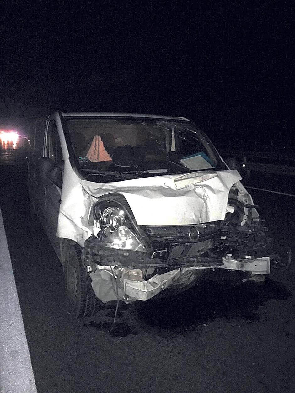 Vozač kombija naleteo je na "golf" u zaustavnoj traci