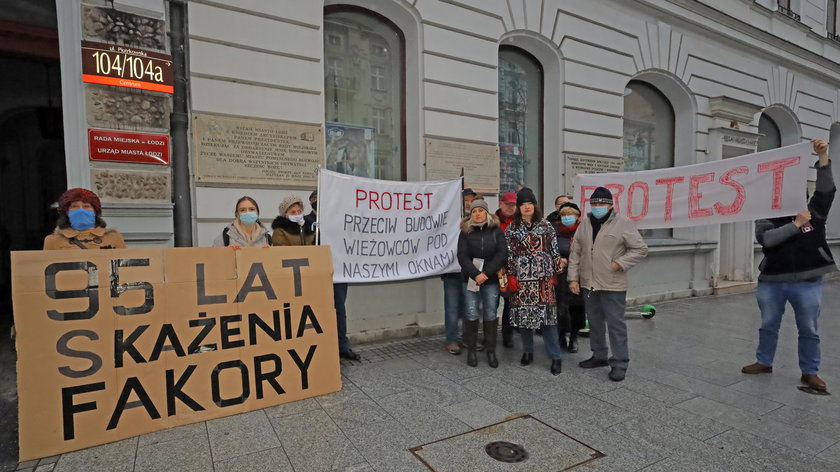 Mieszkańcy ulicy Warneńczyka protestowali przed urzędem: urzędnicy chcą nam urządzać życie