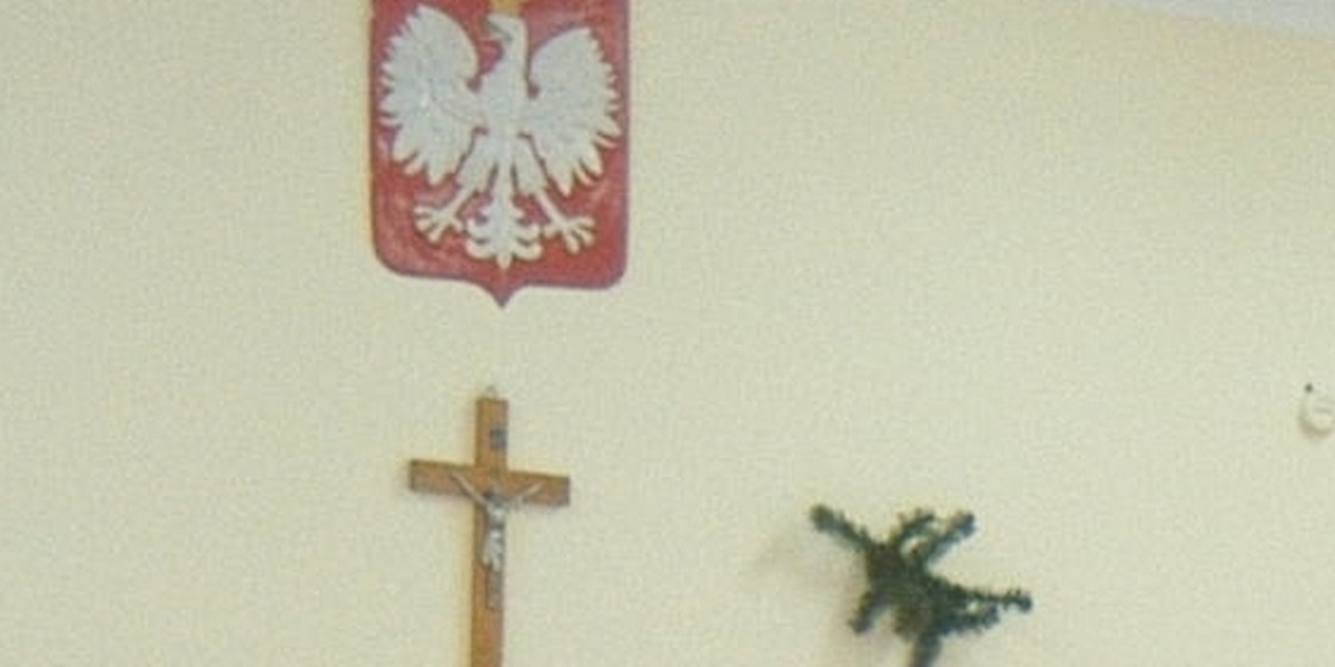 Krzyż na ścianie w komisji wyborczej