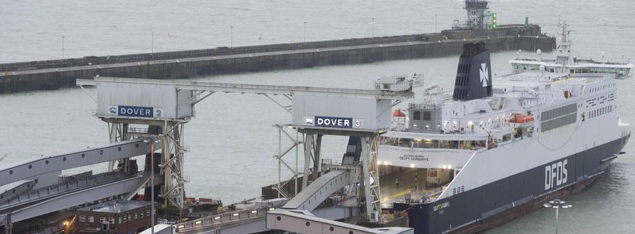 Dover, ciężarówki wjeżdżające na prom. Czy wymiana handlowa Wielkiej Brytanii z krajami UE skomplikuje się od stycznia 2021 roku?