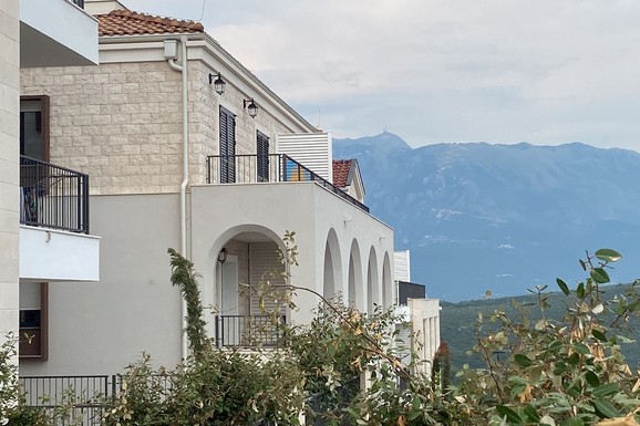 (FOTO) OVO JE LUKSUZNA BELA VILA U CRNOJ GORI NAŠE PEVAČICE Papreno je platila: A evo kako izgleda