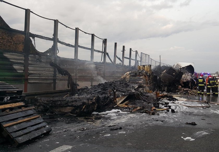 Pożar na A2 po zderzeniu ciężarówek