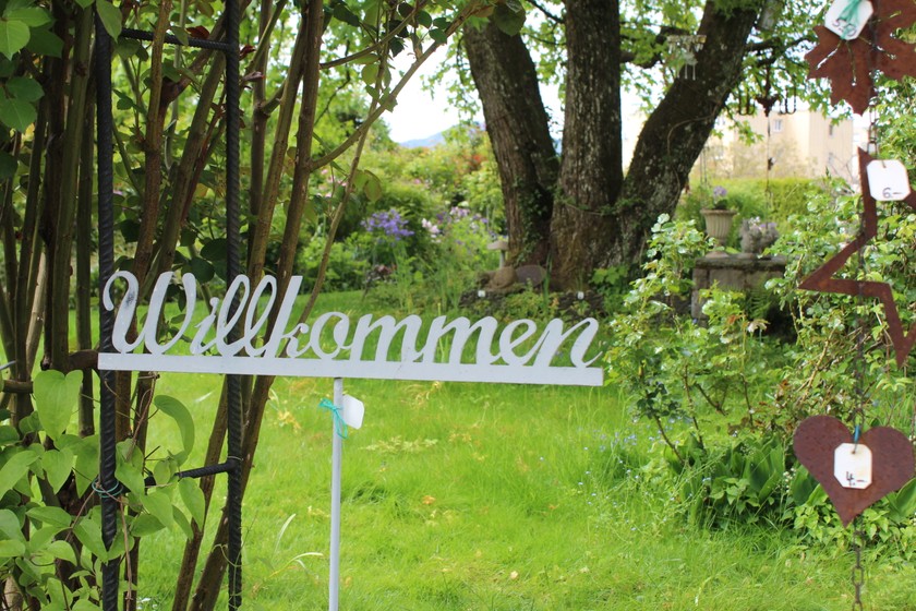 Tout le monde est le bienvenu: Margrit Simon accueille les visiteurs avec fierté dans son paradis végétal.