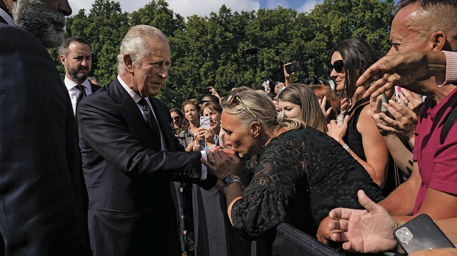 A Royal Welcome A day after his mother’s death, King Charles III is warmly greeted by well-wishers outside of Buckingham Palace. „Thank you so much,” he said, „It’s so kind, it really is. I’m so touched.”