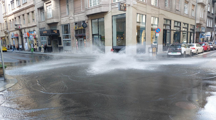 Ömlik a víz a Nagymező utcán / Fotó: Blikk olvasóriporter