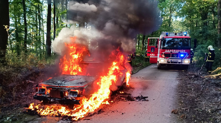Hatalmas lángokkal égett az autó / Fotó: Katasztrófavédelem Ajka HTP