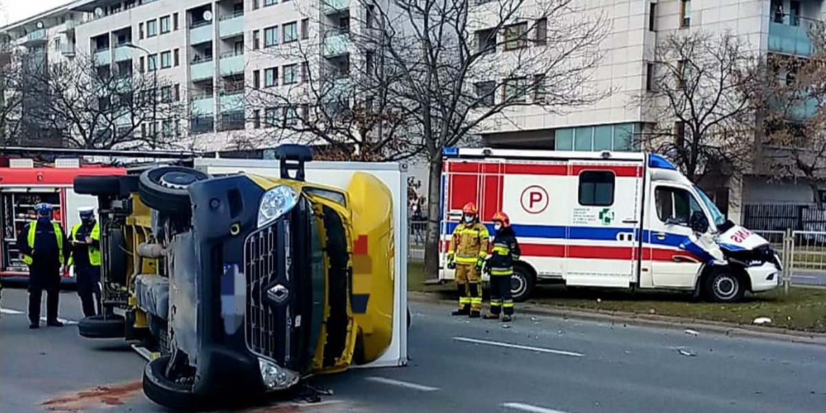 Zderzenie karetki z autem dostawczym na Mokotowie.