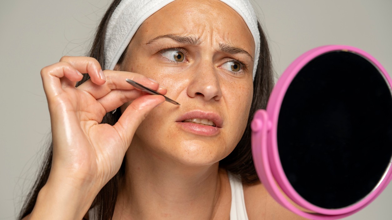 Chĺpky nad perou trápia mnohé ženy.