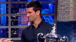 Djokovics szervával tesztelte Amerikai Kapitány pajzsát - videó!