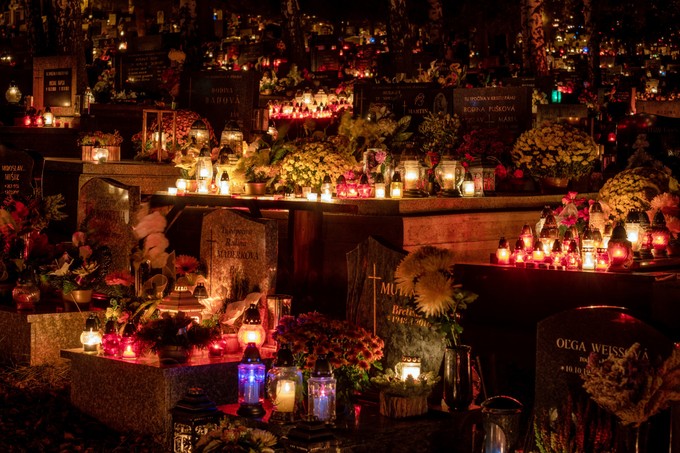 Tűzoltók figyelmeztetnek: erre figyeljen a temetőben és otthon, amikor gyertyát gyújt