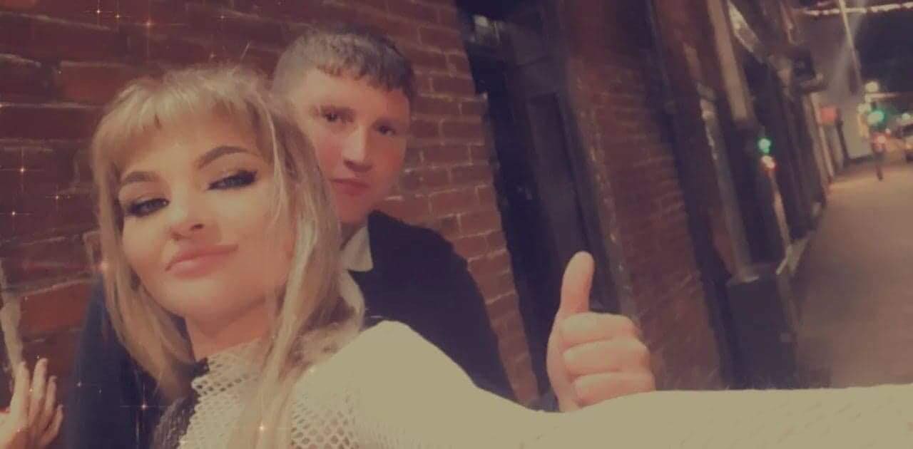 Andrew si užíval chvíle so svojimi priateľmi.