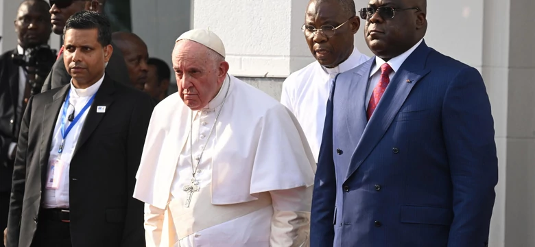 Papież poleciał do Afryki. W pierwszym przemówieniu oznajmił: ręce precz!