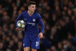 Zakaz picia z jednego bidonu, plucia i radości po golach w Premier League