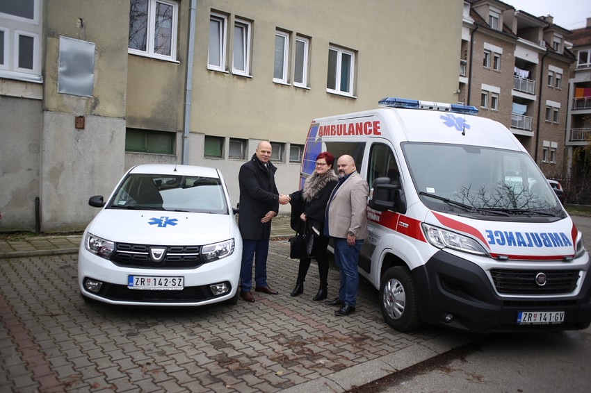 Biljan Elezović, direktor Pogona Srednji Banat u NIS-u (levo), Gordana Đurić, direktorka Doma zdravlja “Dr Boško Vrebalov” u Zrenjaninu i Čedomir Janjić, gradonačelnik Zrenjanina (desno)