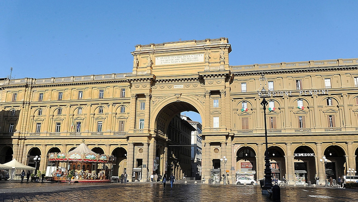 Kamień o wadze 50 kilogramów i średnicy pół metra odpadł od kolumny w historycznym centrum Florencji, w miejscu, gdzie zatrzymuje się często wielu turystów. Nie było tam wtedy nikogo, ponieważ padał deszcz.