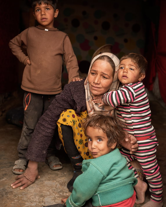 Syryjska rodzina uchodźcza w obozie Faisal Obeid na północy Libanu, 2022 r.