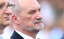 Prezydent i premier odrabiają straty. Macierewicz na czele rankingu nieufności [SONDAŻ]