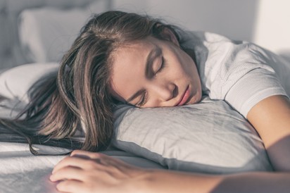 Ha ebben a pózban alszik, felgyorsítja bőre öregedését