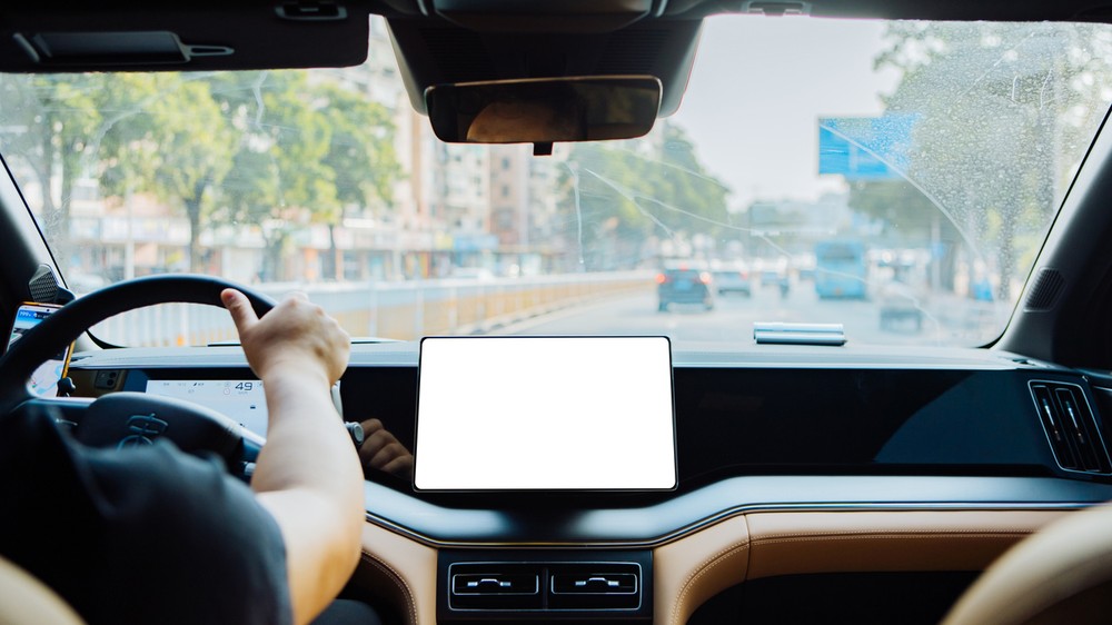 Vodič sa trasie za volantom – nové auto s ISA brzdí náhle na reklamnej tabuli.