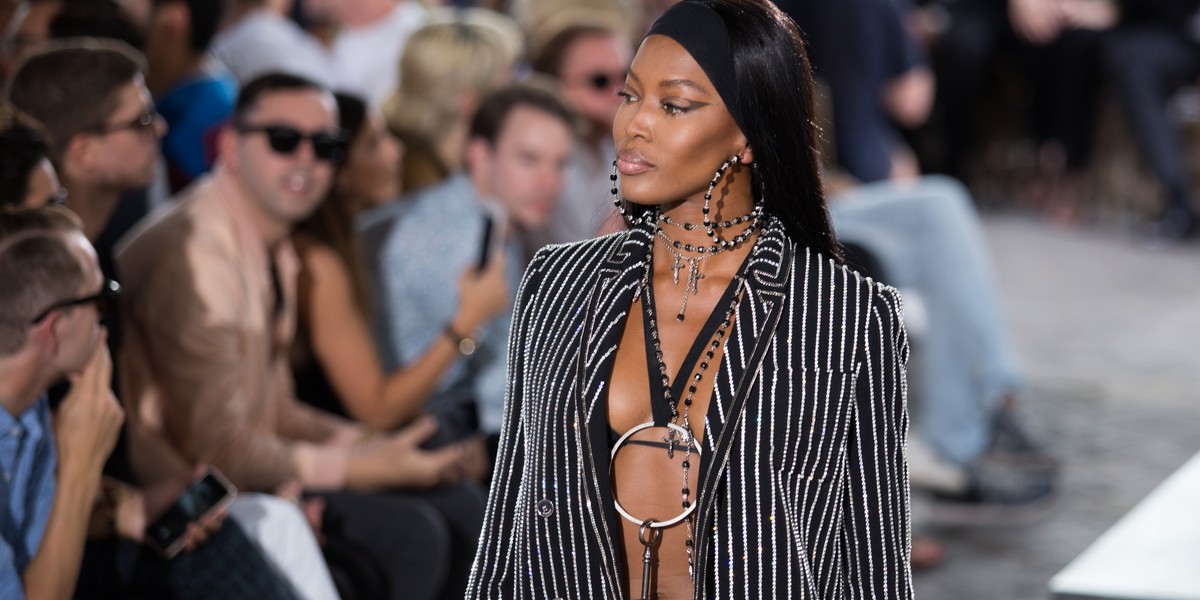 Naomi Campbell na wybiegu w bikini