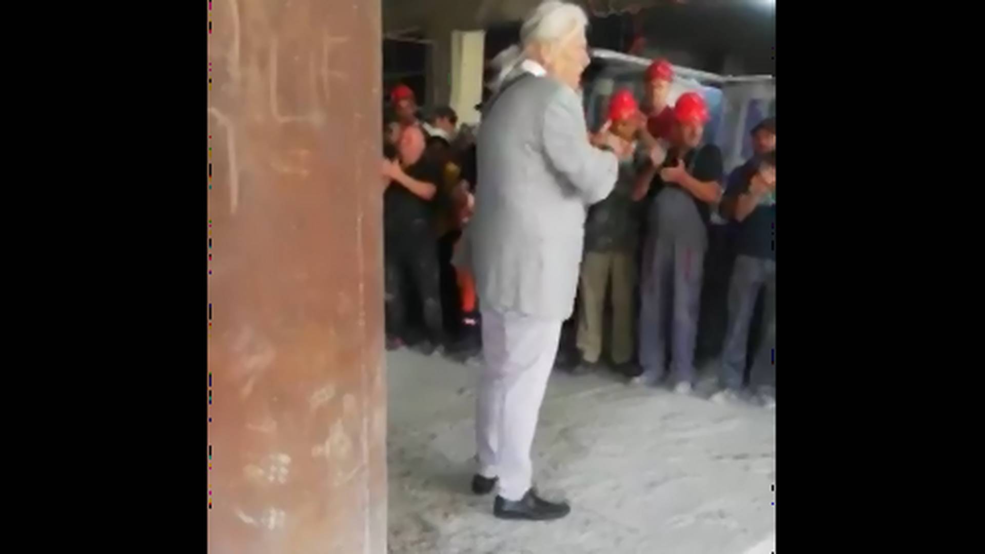 Svi dele snimak radnika na gradilištu koji vežbaju aplauz pred dolazak Aleksandra Vučića i Zlatibora Lončara