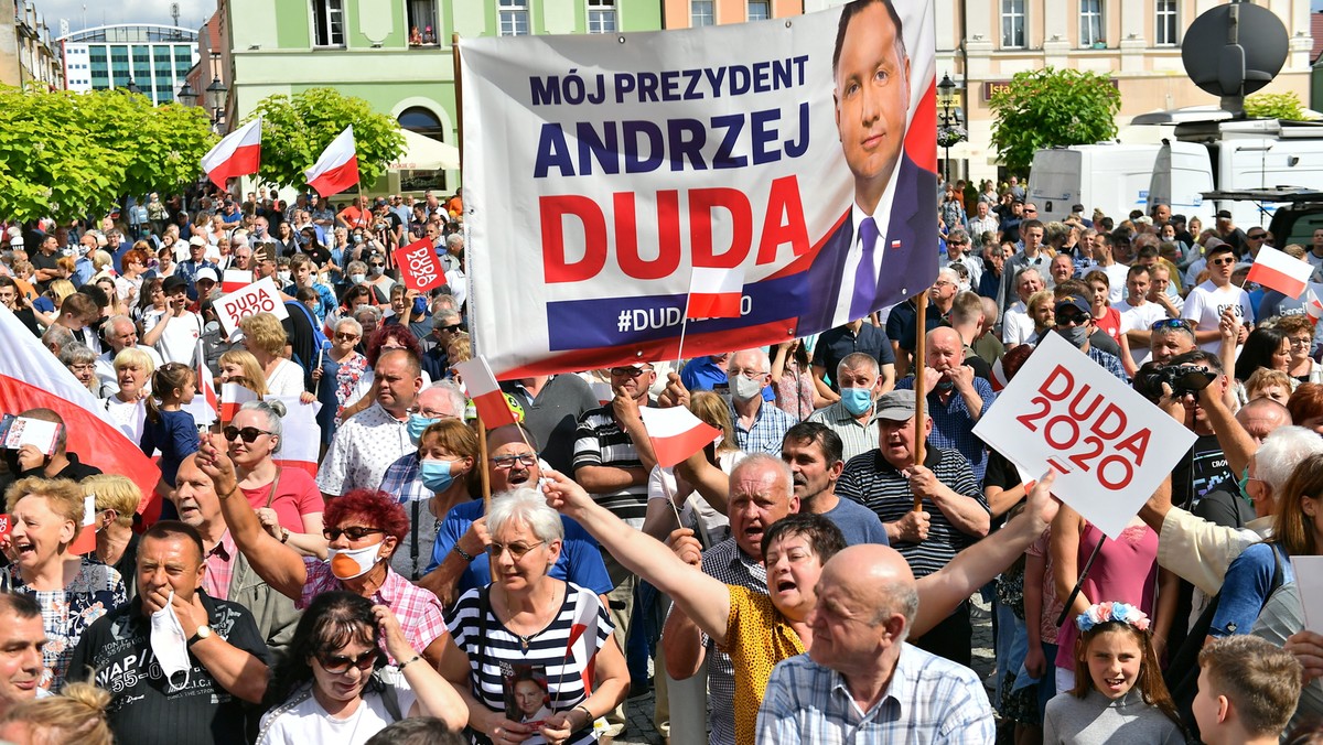 Tłum ludzi bez maseczek podczas jednego z wieców wyborczych