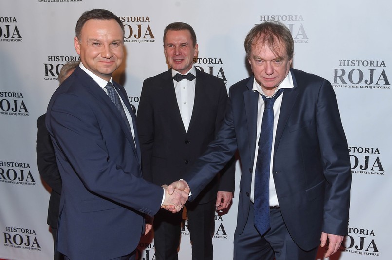 Prezydent Andrzej Duda i reżyser Jerzy Zalewski podczas premiery filmu "Historia Roja"