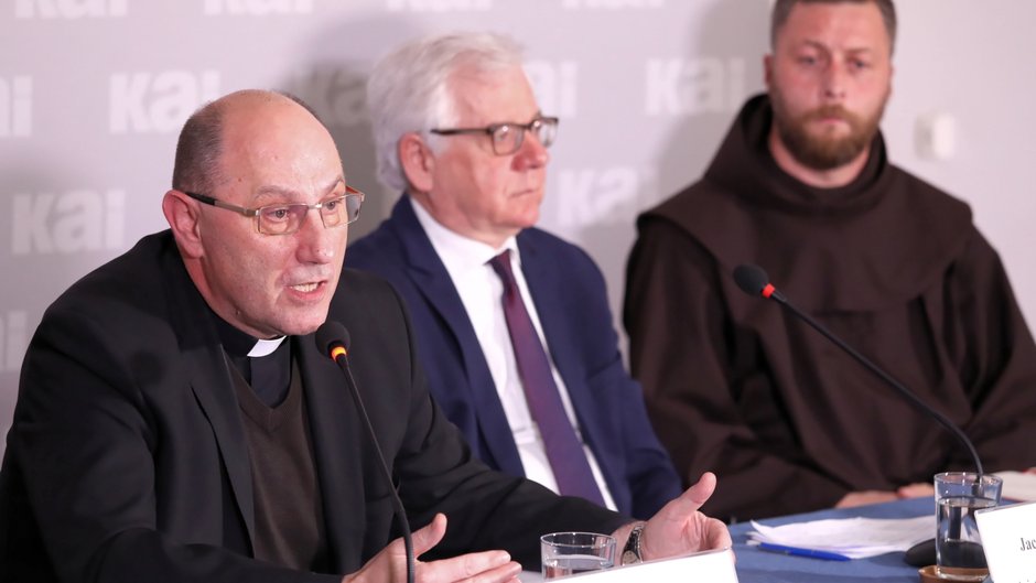 Abp Wojciech Polak, były minister spraw zagranicznych Jacek Czaputowicz oraz wicedyrektor Caritas Polska brat Cordian Szwarc OFM podczas debaty