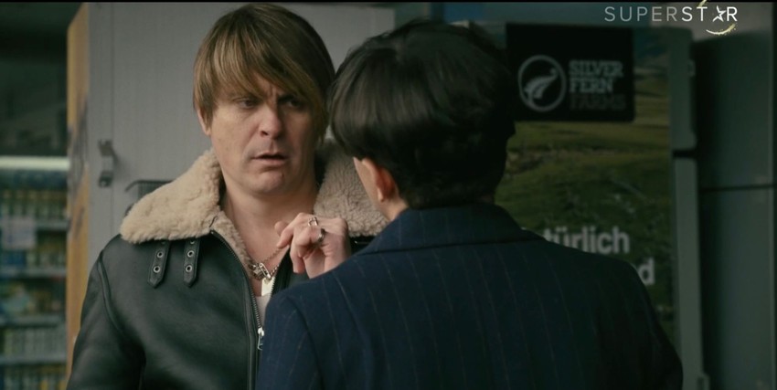 Serija Pevačica, poljubac