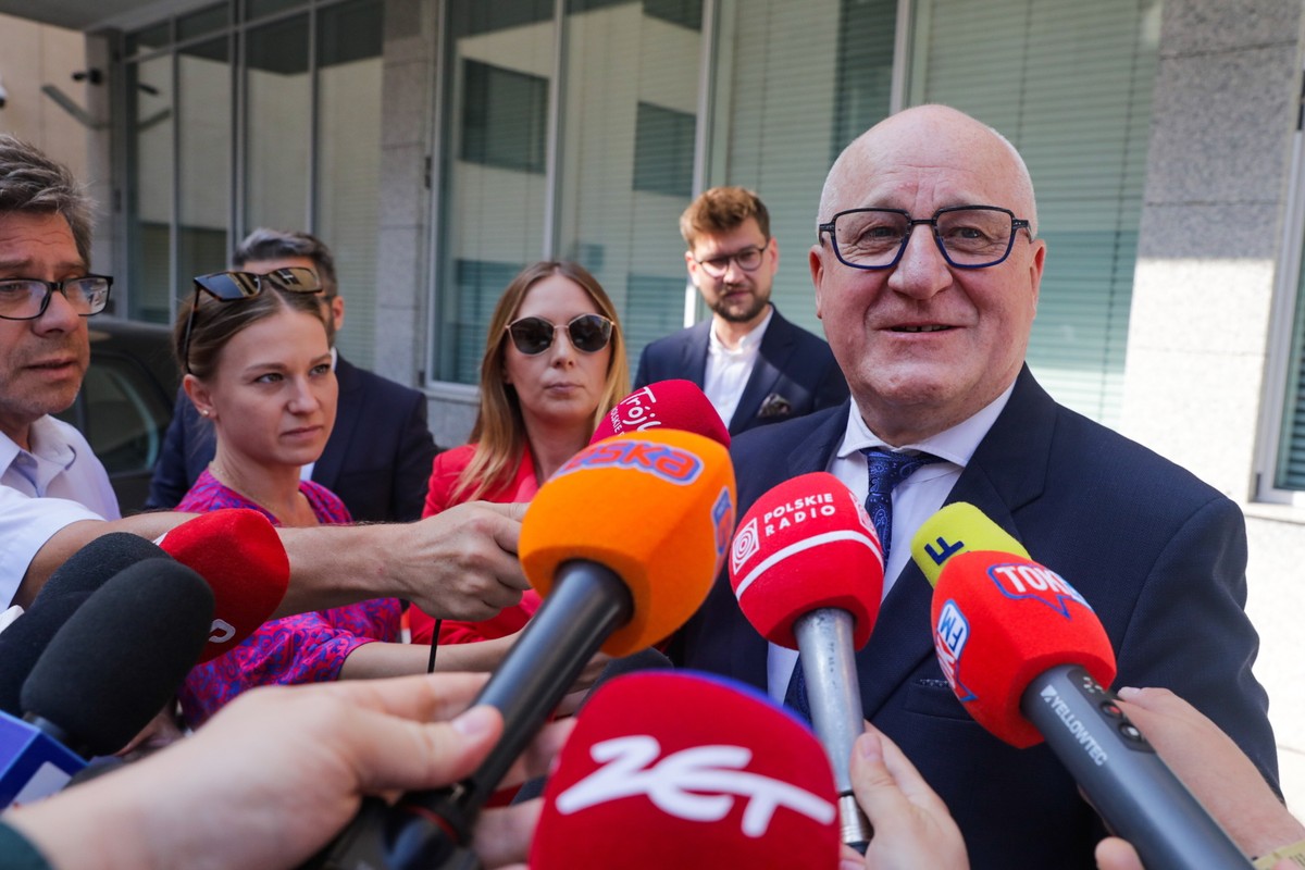 Warszawa, 29.08.2024. Przewodniczący Państwowej Komisji Wyborczej, sędzia Sylwester Marciniak podczas wypowiedzi dla mediów, przed siedzibą PKW w Warszawie, 29 bm. PKW na posiedzeniu 29 bm. zajmie się sprawozdaniem PiS z wyborów parlamentarnych. (mr) PAP/Tomasz Gzell