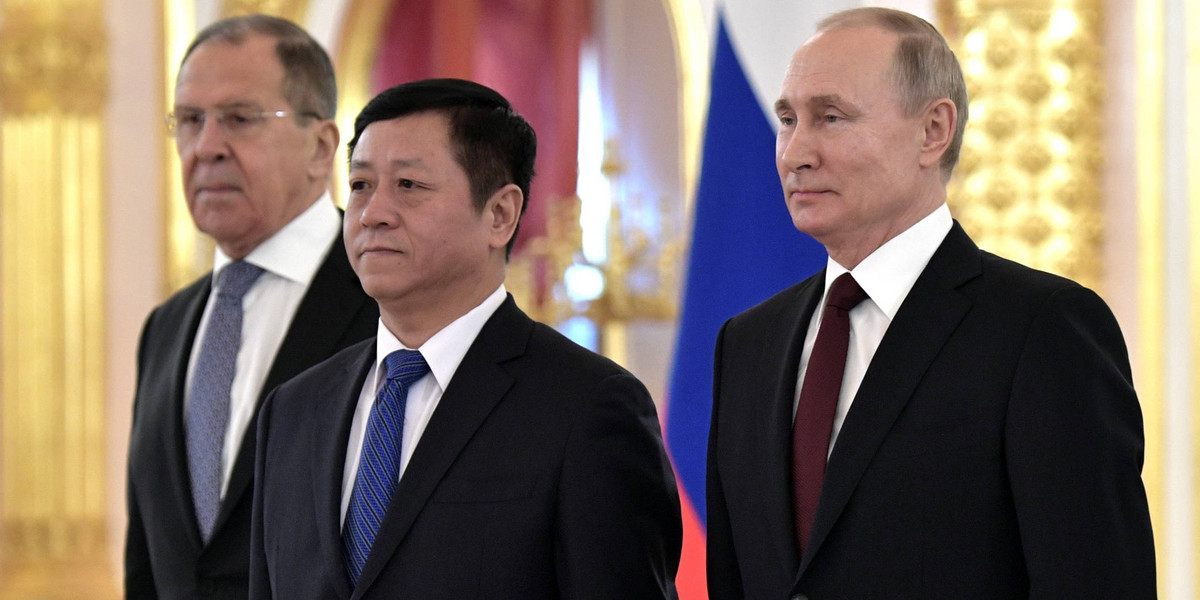 Od prawej: Władimir Putin, Zhang Hanhui i Siergiej Ławrow