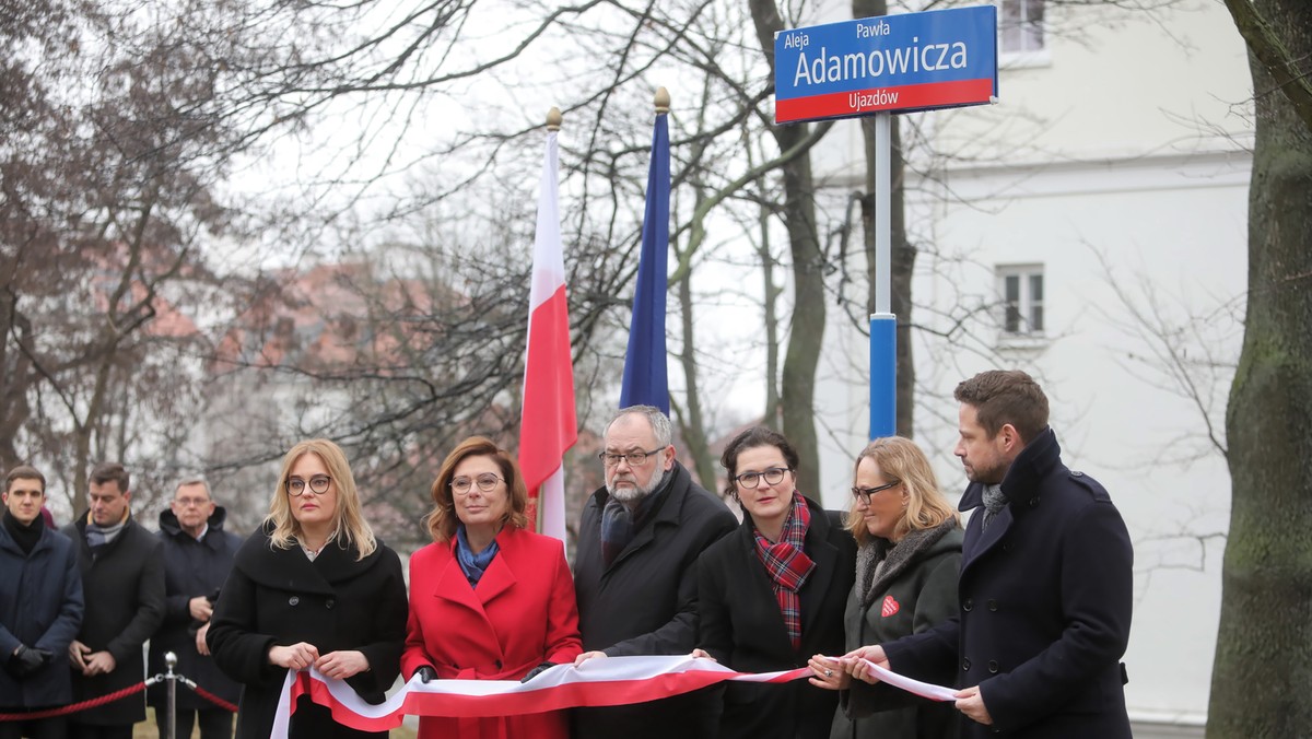 Aleja Adamowicza w parku Mazowieckiego w Warszawie