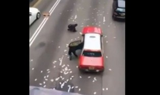 Miliony dolarów na ulicy w Hongkongu. Pieniądze wypadły z ciężarówki [WIDEO]