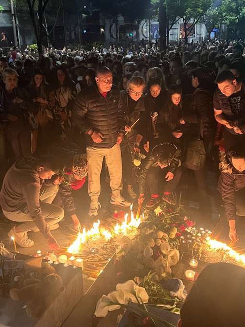 Trg je bavijen tugom