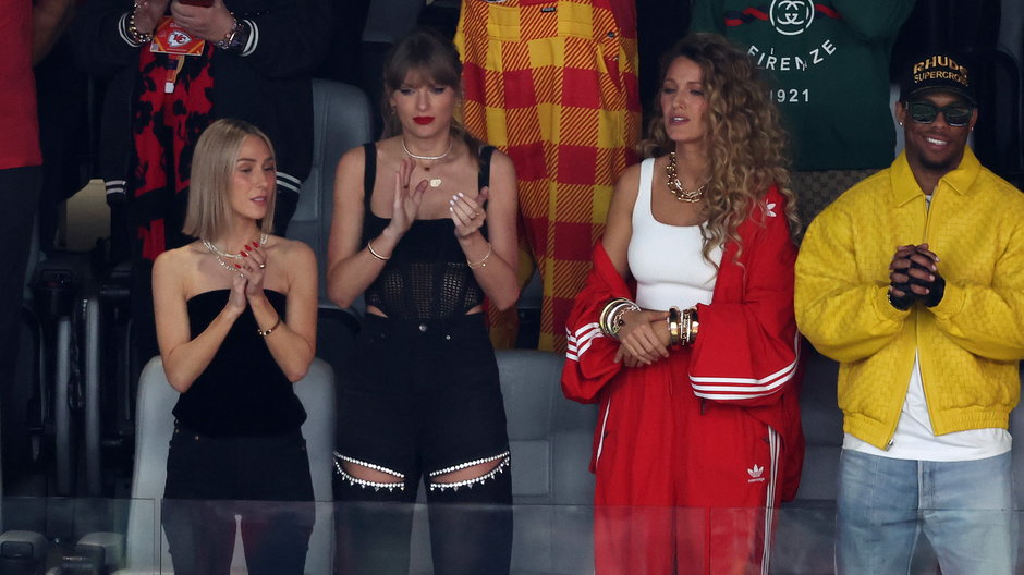 Taylor Swift (w czarnej stylizacji) i Blake Lively (w czerwonej stylizacji) na Super Bowl