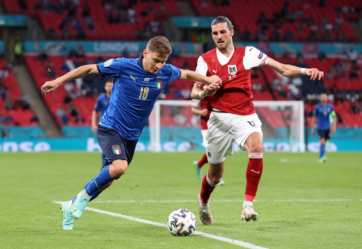 Nicolo Barella (L) w starciu z Florianem Grillitschem (P) podczas meczu Włochów z Austriakami