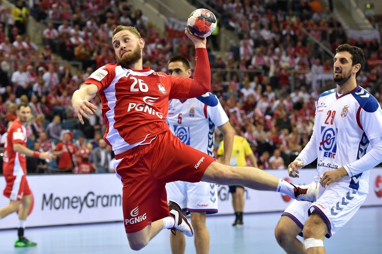 Michał Daszek (L) i Serb Ilija Abutovic (P) podczas meczu grupy A mistrzostw Europy piłkarzy ręcznych w Krakowi