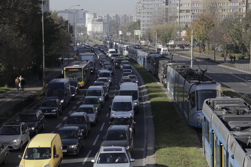 Zderzenie busa z tramwajem we Wrocławiu