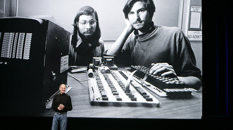 Jobs (előtérben és a nagy képen jobbra) egy későbbi előadásán mutatta be ezt a fotót, amelyen Steve Wozniakkal az egyik legelső Apple számítógépet tesztelik /Fotó: AFP