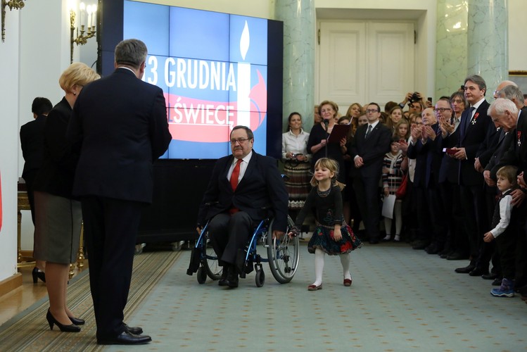 Prezydent Bronisław Komorowski odznacza Krzyżem Komandorskim Orderu Odrodzenia Polski adwokata Tomasza Przeciechowskiego