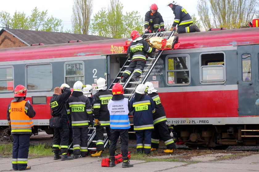 Ćwiczenia strażaków - symulowana akcja zderzenia pociągów