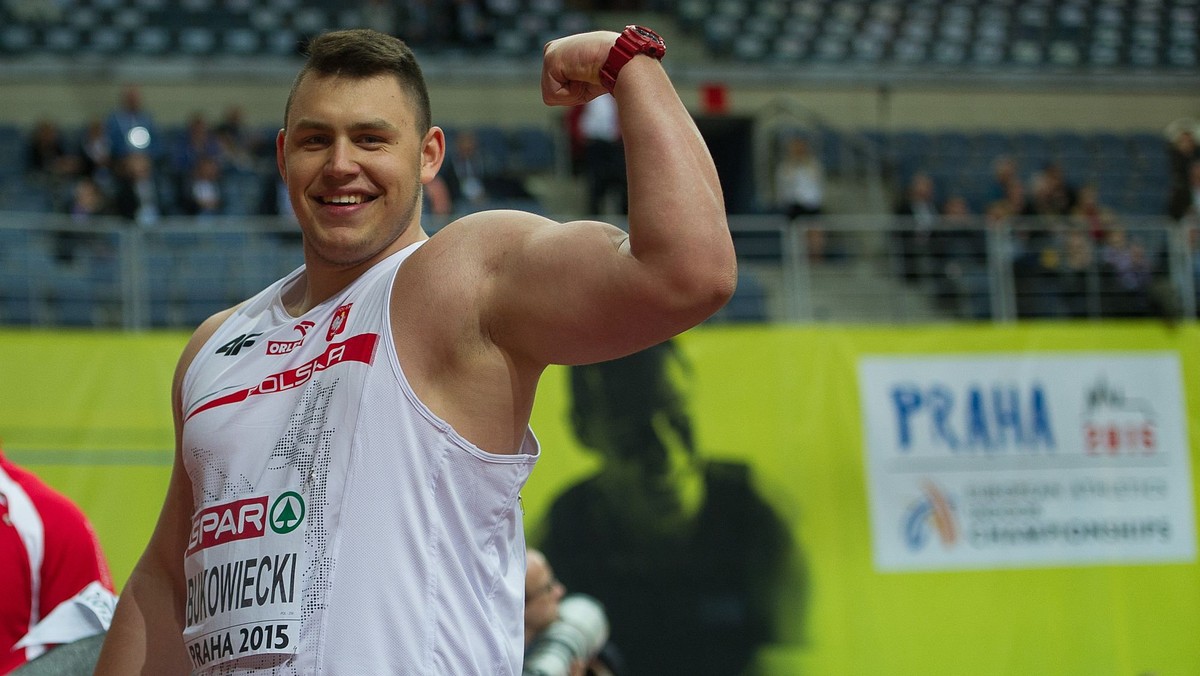 Konrad Bukowiecki, który za kilka dni (17 marca) skończy 18 lat, był objawieniem halowych mistrzostw Europy w lekkoatletyce w Pradze. Młody Polak zajął szóste miejsce w pchnięciu kulą, ustanawiając przy okazji okazały - jak na swój wiek - rekord życiowy - 20,46 m. Zawodnik ze Szczytna marzy o starcie w przyszłorocznych igrzyskach olimpijskich w Rio de Janeiro, ale - póki co - solidne treningi musi łączyć z nauką. Na rozmowę umówiliśmy się właśnie po zajęciach w szkole.