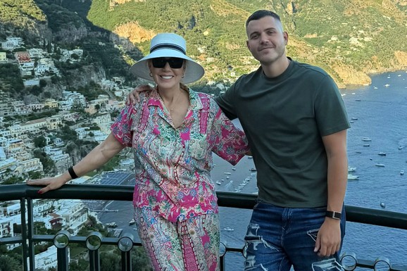 LEPA BRENA SE NE ODVAJA OD SINA VIKTORA Folk zvezda u šarenom kompletu grli naslednika: Otišli na odmor iz snova