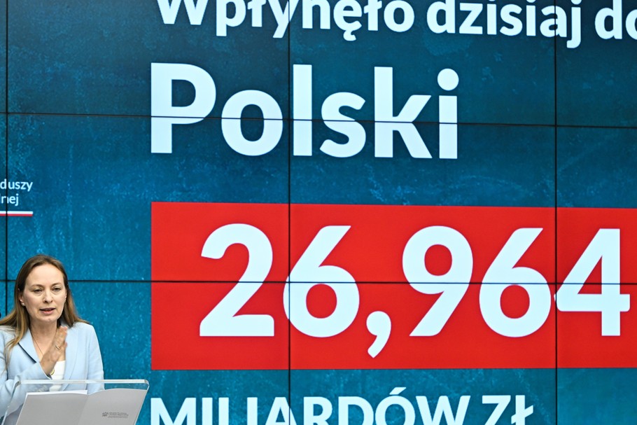 Minister funduszy i polityki regionalnej Katarzyna Pełczyńska-Nałęcz podczas konferencji prasowej na temat wypłaty pierwszych pieniędzy z KPO dla Polski.