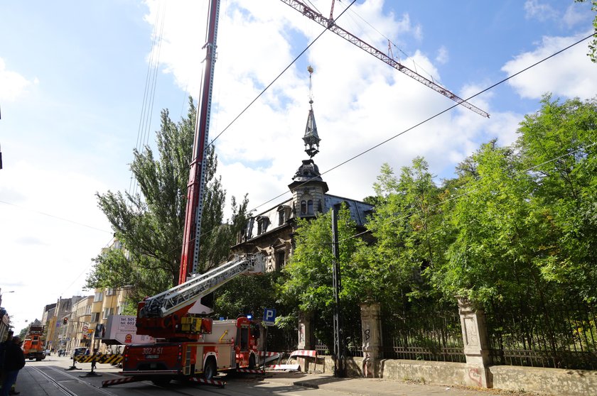 Demontaż kopuły wieży w willi Rudofla Kellera